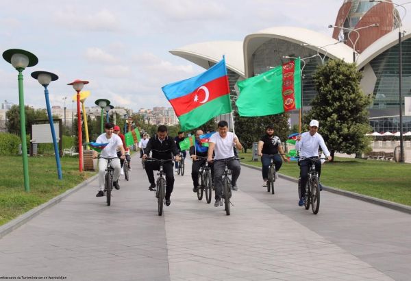 Bakou accueille un rallye vélo dédié au 30e anniversaire de l'indépendance du Turkménistan