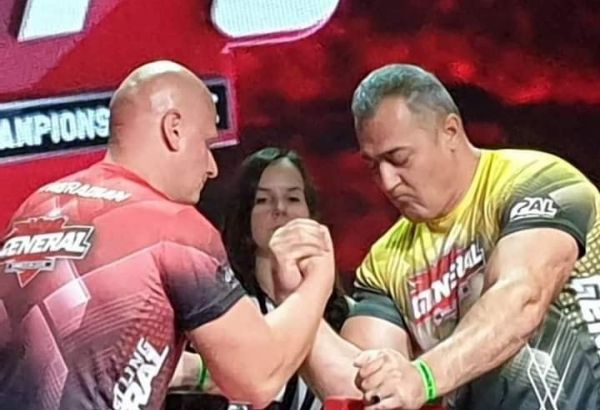 Le fils d'un héros national de l'Azerbaïdjan bat son adversaire arménien lors d'un tournoi de bras de fer