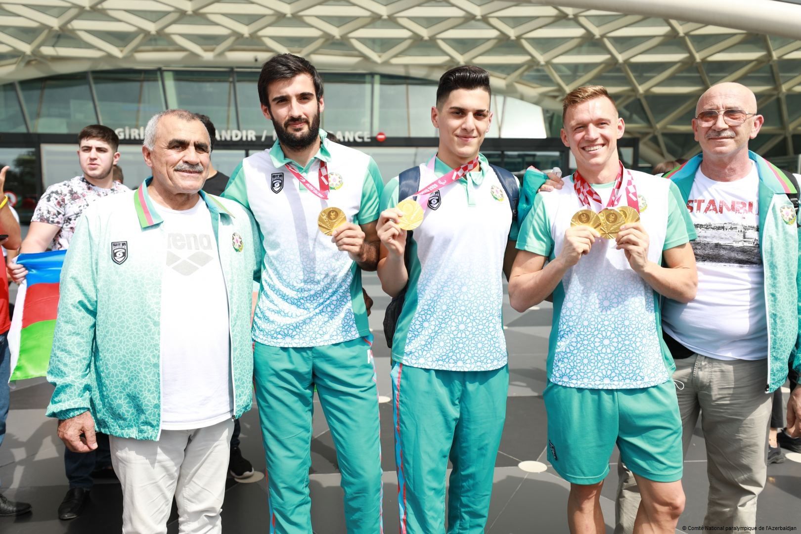 Un autre groupe d'athlètes paralympiques revient de Tokyo en Azerbaïdjan