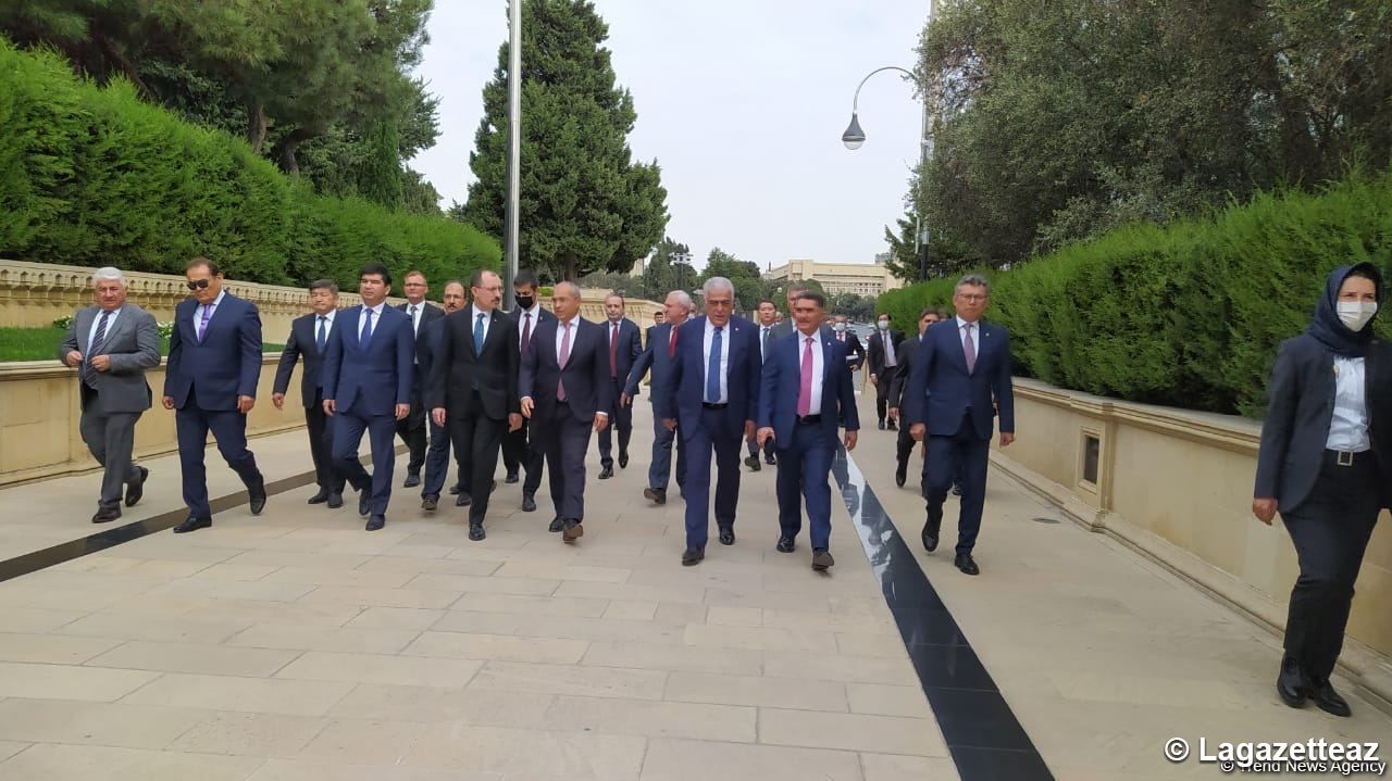 Les ministres de l'Économie et du Commerce des États membres du Conseil turcique ont visité l'Allée des martyrs à Bakou