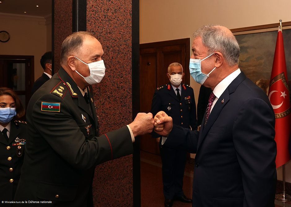 Le ministre turc de la Défense nationale et le chef d'état-major général de l'armée azerbaïdjanaise discutent du développement de la coopération entre les armées des deux pays