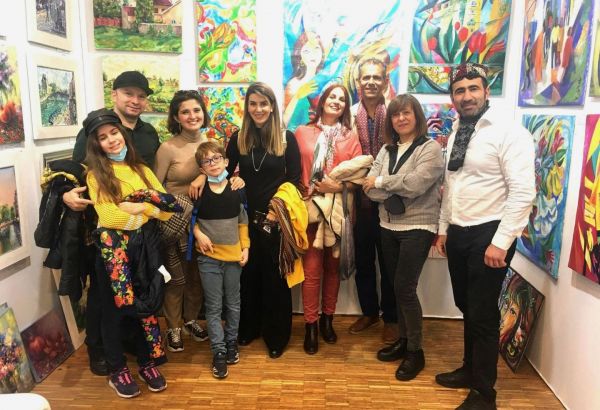 Les peintures d'artistes azerbaïdjanais exposées lors du Salon international d’art contemporain ART Shopping au Carrousel du Louvre à Paris (Exclusif)