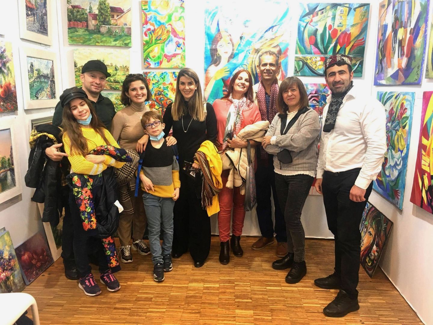 Les peintures d'artistes azerbaïdjanais exposées lors du Salon international d’art contemporain ART Shopping au Carrousel du Louvre à Paris (Exclusif)