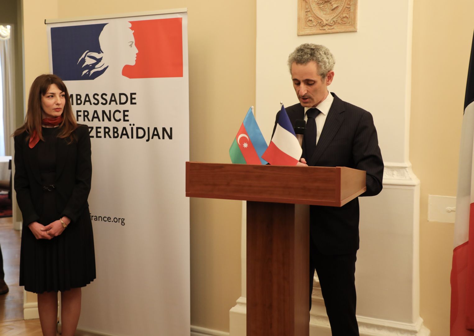 L'Ambassade de France à Bakou honore la directrice du Musée national du Tapis d'Azerbaïdjan avec les insignes de Chevalier de l’Ordre des Arts et des Lettres