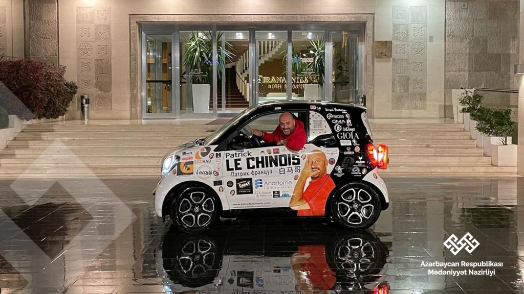 L'HUMORISTE FRANÇAIS PATRICK VEISSELIER, ALIAS PATRICK LE CHINOIS FAIT LE TOUR DE L' AZERBAÏDJAN