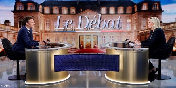 PRÉSIDENTIELLES FRANÇAISES : MACRON ACCUSE LE PEN DE DÉPENDRE DU POUVOIR RUSSE