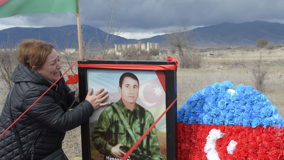 Gulbeniz Jafarova, 55 ans, pleure sur la tombe de son frère, mort en défendant Agdam contre les séparatistes arméniens, qui ont tenu la ville pendant trois décennies afp.com/Tofik BABAYEV