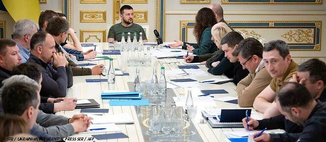 GUERRE EN UKRAINE : KIEV DÉCIDÉ À "TOUT FAIRE" POUR DÉFENDRE LE DONBASS