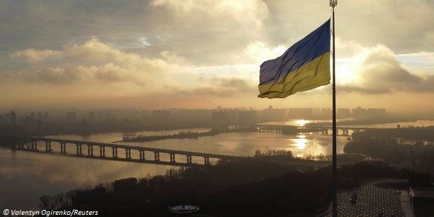 WASHINGTON MUSCLE SON AIDE MILITAIRE À L'UKRAINE AVEC DES LANCE-ROQUETTES PERFECTIONNÉS