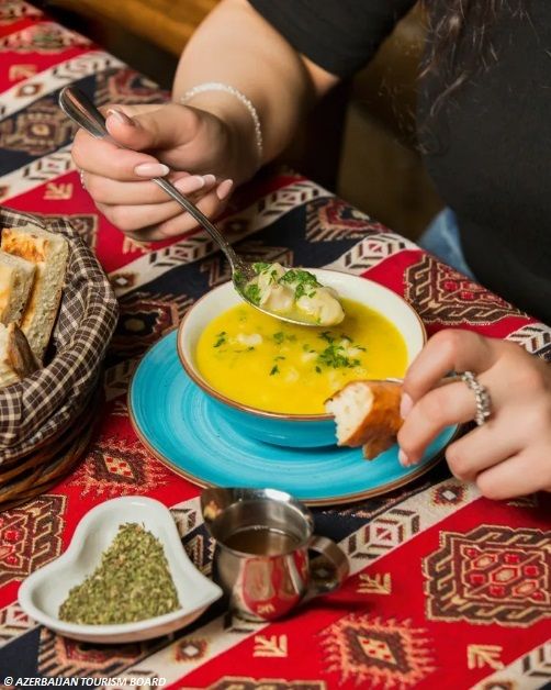 Dushbara est une boulette azerbaïdjanaise remplie d'agneau ou de mouton.