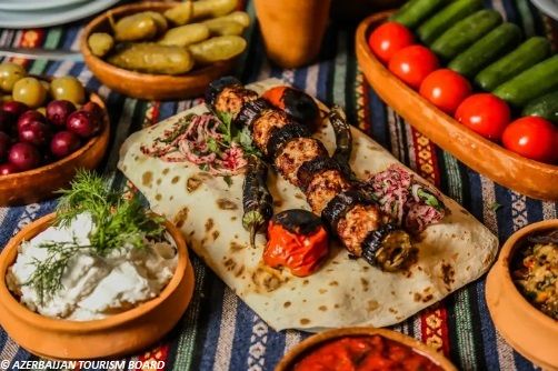 Les Kebabs (brochettes) et les cornichons jouent également un rôle important dans la cuisine azerbaïdjanaise.