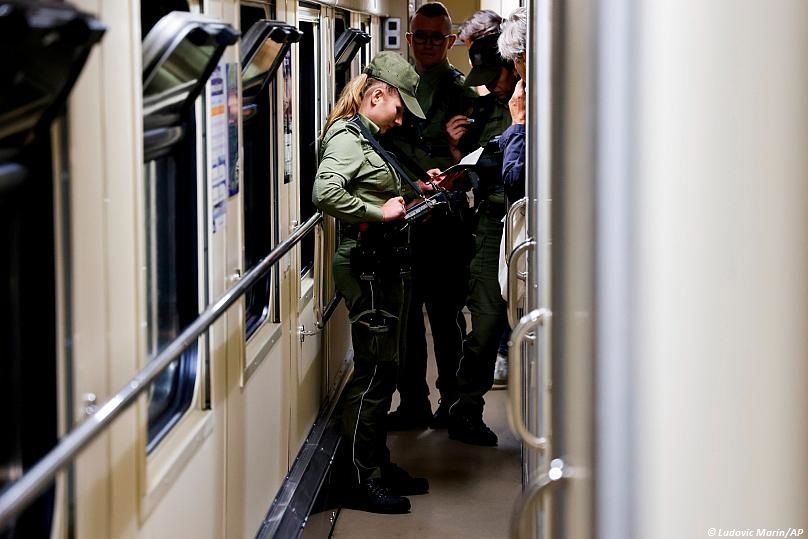 Contrôle de la douane ukrainienne dans le train où avaient pris place les trois dirigeants européens, le 16 juin 2022