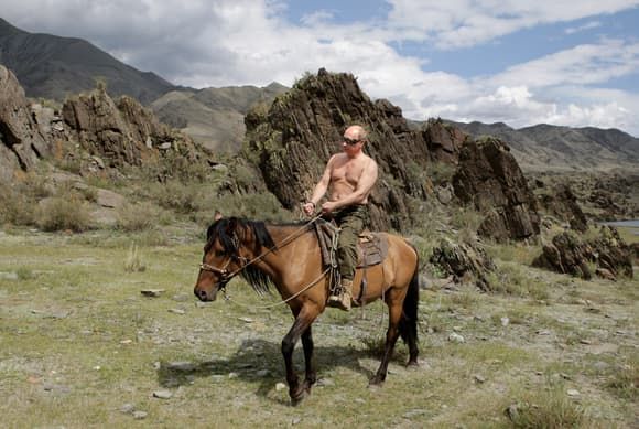 Le Premier ministre russe Vladimir Poutine monte à cheval pendant ses vacances à l'extérieur de la ville de Kyzyl, en Sibérie du Sud, le 3 août 2009. © ALEXEY DRUZHININ / RIA NOVOSTI / AFP