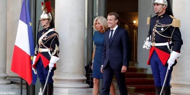 MACRON ENTAME UNE PAUSE ESTIVALE "STUDIEUSE" À BRÉGANÇON