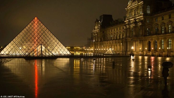 CRISE ÉNERGÉTIQUE : VERSAILLES ET LE LOUVRE PLONGÉS PLUS TÔT DANS LE NOIR