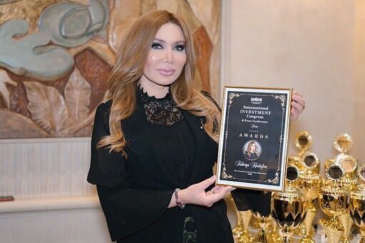 LA CRÉATRICE DE MODE AZERBAÏDJANAISE FAKHRIYA KHALAFOVA RÉCOMPENSÉE À PARISa PAR LES ANNUAL AWARDS FOR TOP INFLUENCERS 2022