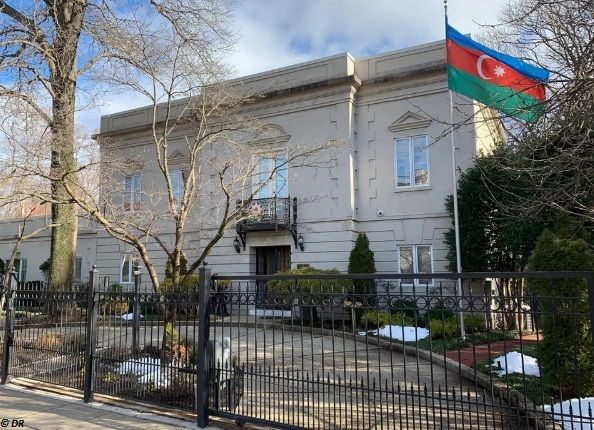 UNE VOITURE DIPLOMATIQUE DE L'AMBASSADE D'AZERBAÏDJAN À WASHINGTON CIBLÉE PAR DES TIRS