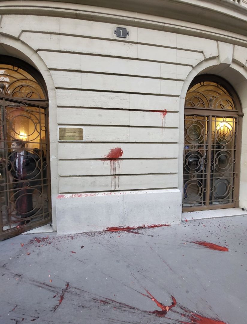 Liquide coloré jeté sur le bâtiment du centre culturel de l'ambassade d'Azerbaïdjan en France par un groupe d'Arméniens
