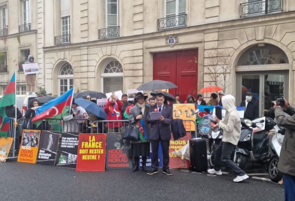 DES REPRÉSENTANTS DE LA DIASPORA AZERBAÏDJANAISE  MANIFESTENT DEVANT LE SÉNAT EN FRANCE