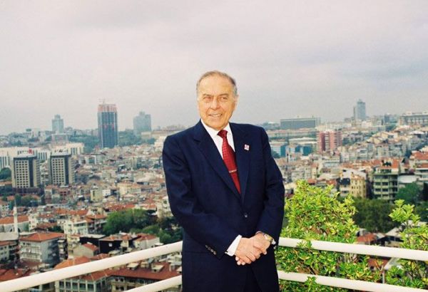 HOMMAGE À HEYDAR ALIYEV AU CENTRE CULTUREL D'AZERBAÏDJAN À PARIS