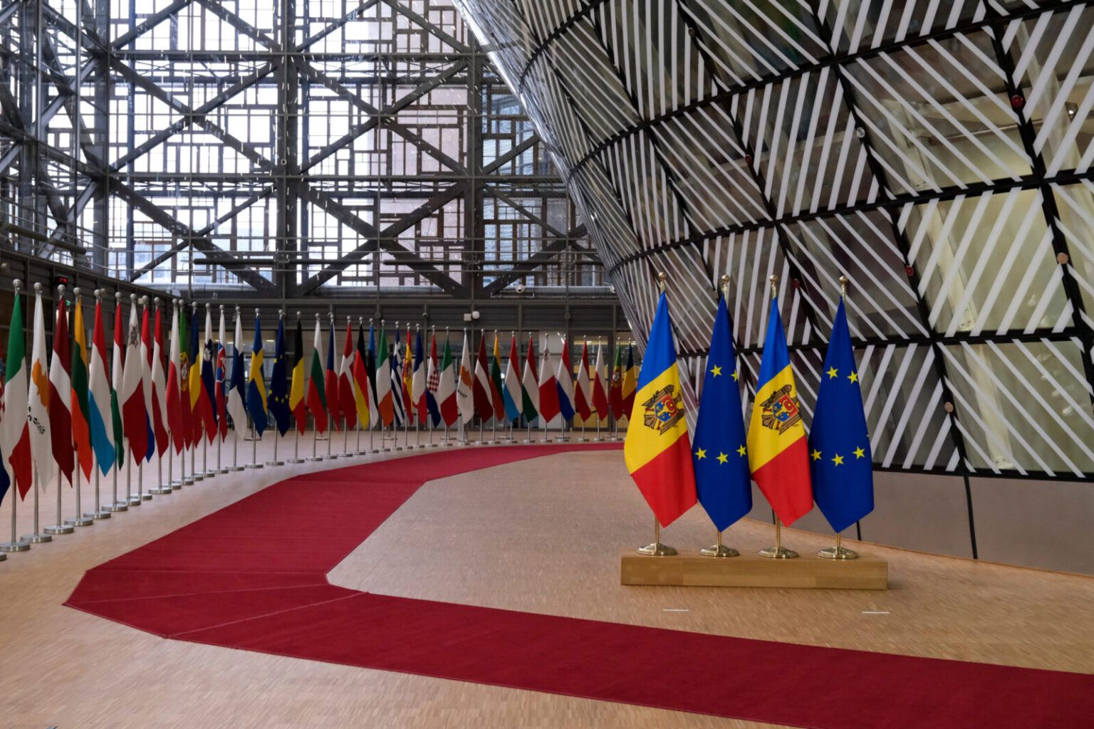 L'UE APPROUVE L'OUVERTURE DES NÉGOCIATIONS D'ADHÉSION AVEC L'UKRAINE ET LA MOLDAVIE