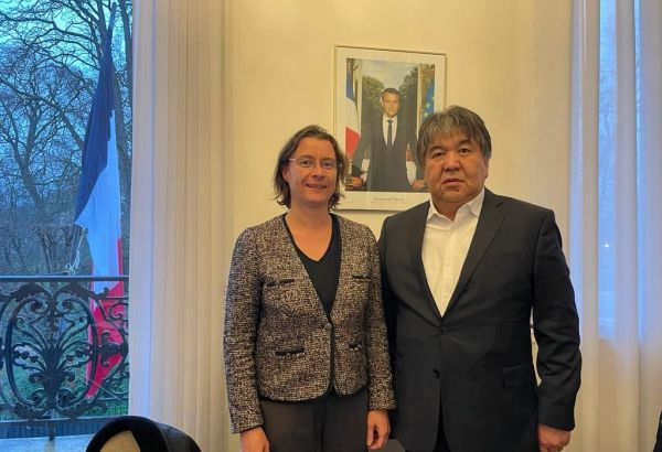 L'AMBASSADEUR KIRGHIZE ET LA CONSEILLÈRE DU PRÉSIDENT FRANÇAIS DISCUTENT DE LA COOPÉRATION BILATÉRALE