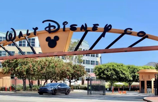 DISNEY PRÉVOIT DE SUPPRIMER 7 000 EMPLOIS ET DE RÉCOMPENSER LES ACTIONNAIRES