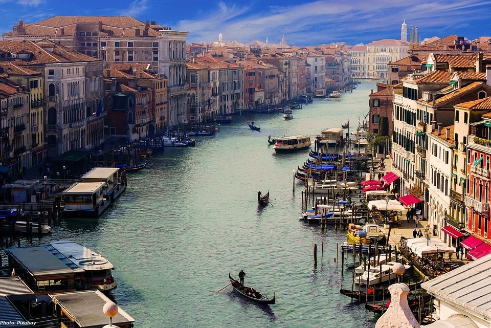 LES CANAUX DE VENISE PRATIQUEMENT À SEC, LE CARNAVAL A FAIT TRISTE FIGURE.