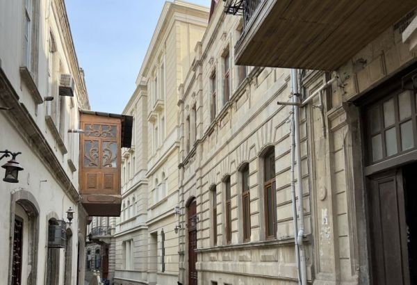 LES RUES DE PARIS ET DE BAKOU AUX YEUX DE LA SÉNATRICE FRANÇAISE NATHALIE GOULET
