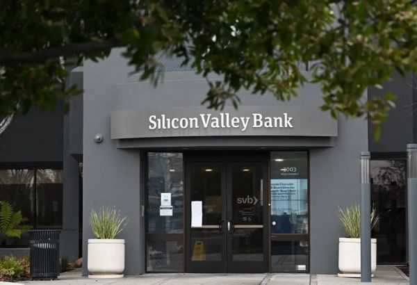 LE PROPRIÉTAIRE DE LA SILICON VALLEY BANK SUPPRIME DES CENTAINES D'EMPLOIS