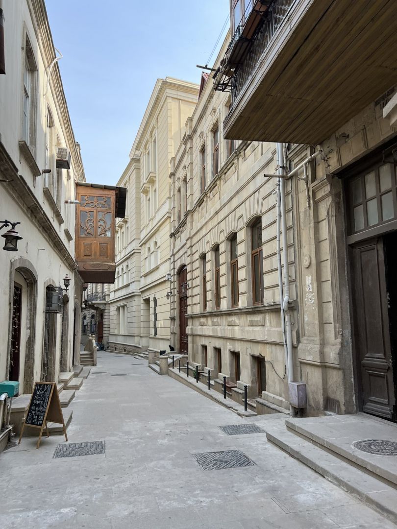 LES RUES DE PARIS ET DE BAKOU AUX YEUX DE LA SÉNATRICE FRANÇAISE NATHALIE GOULET