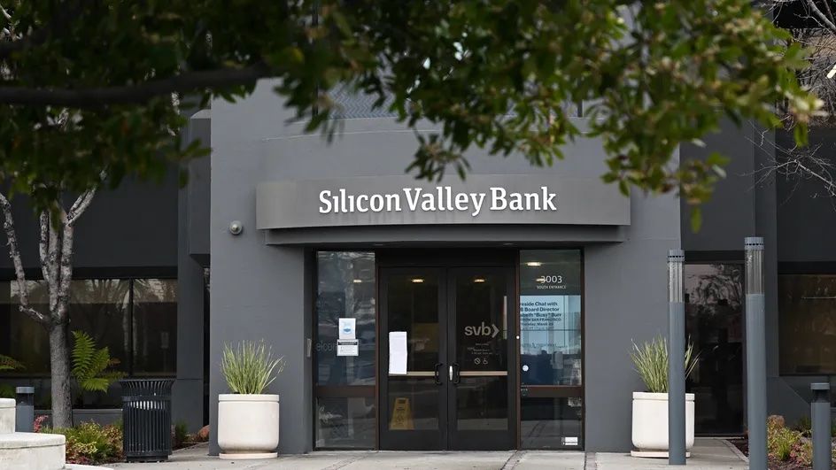 LE PROPRIÉTAIRE DE LA SILICON VALLEY BANK SUPPRIME DES CENTAINES D'EMPLOIS