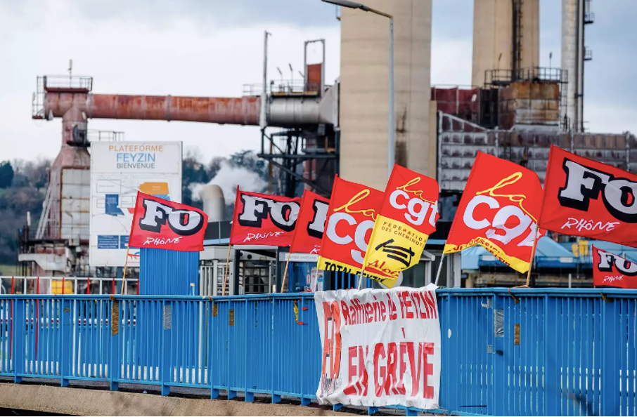 GRÈVES DANS LES RAFFINERIES : LA FRANCE À NOUVEAU PARALYSÉE PAR LE MANQUE DE CARBURANT ?