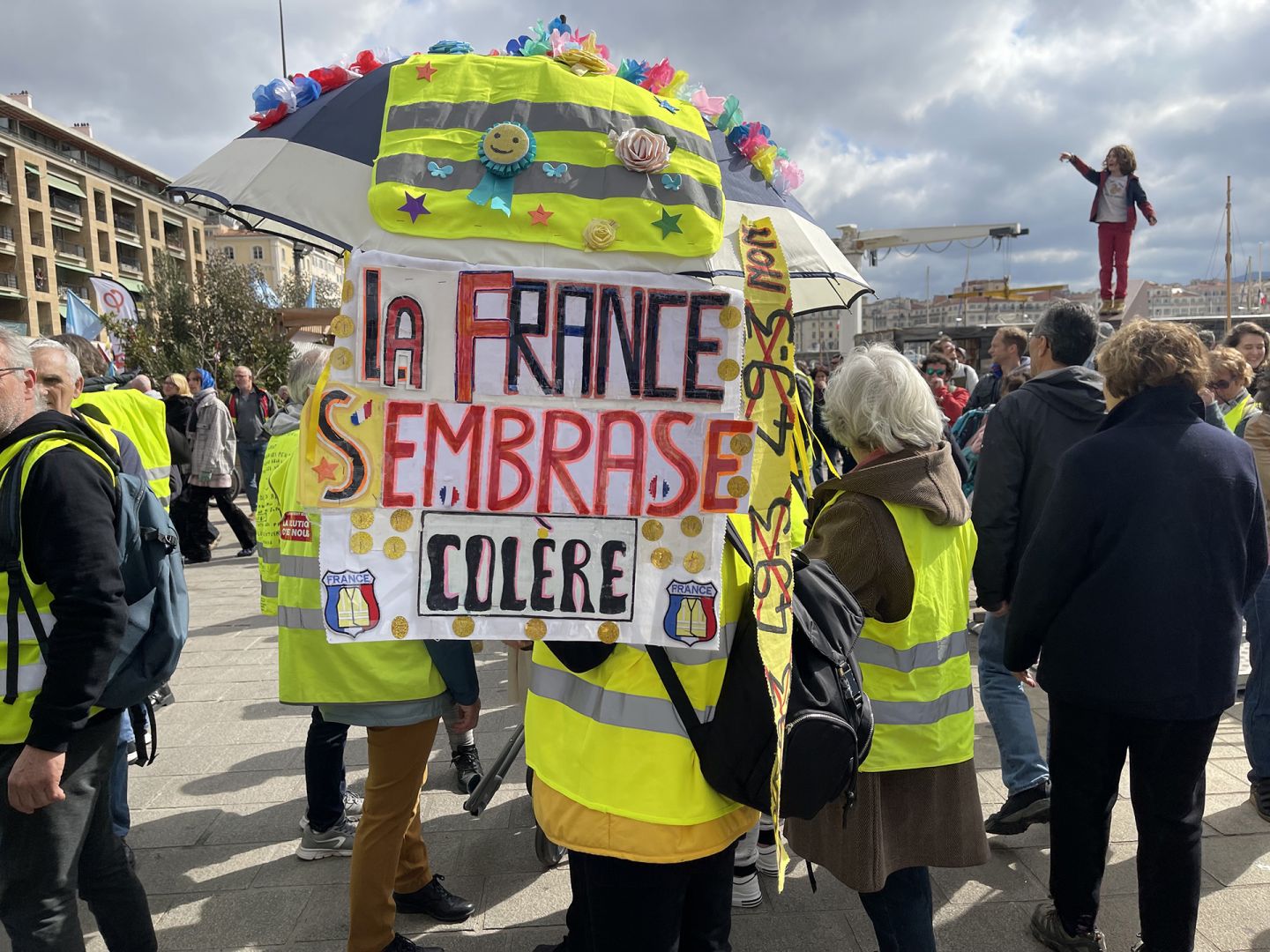 CRISE POLITIQUE EN FRANCE : LE GOUVERNEMENT DEMEURE ENCORE EN PLACE MAIS LA CRISE NE CESSE DE S’AMPLIFIER