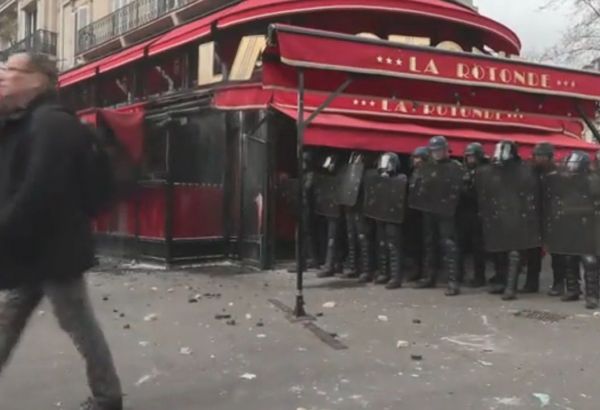 MANIFESTATIONS EN FRANCE : LE BISTROT LA ROTONDE, APPRÉCIÉ PAR EMMANUEL MACRON, INCENDIÉ