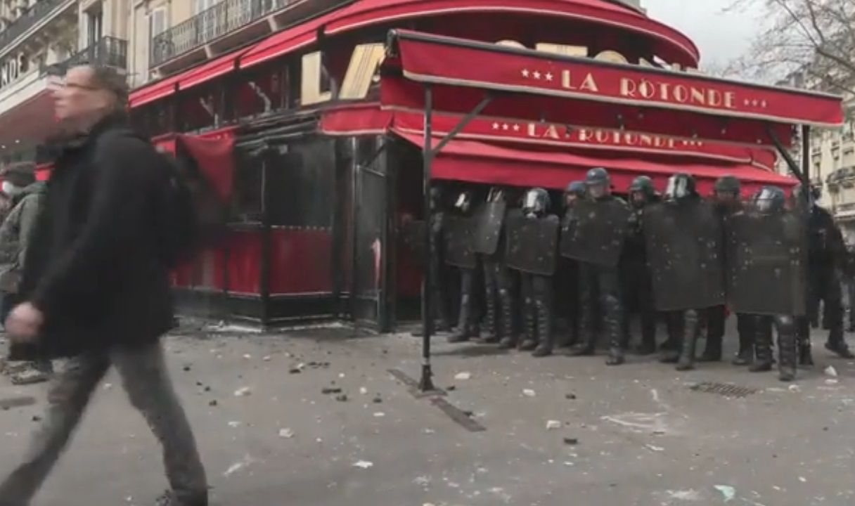 MANIFESTATIONS EN FRANCE : LE BISTROT LA ROTONDE, APPRÉCIÉ PAR EMMANUEL MACRON, INCENDIÉ