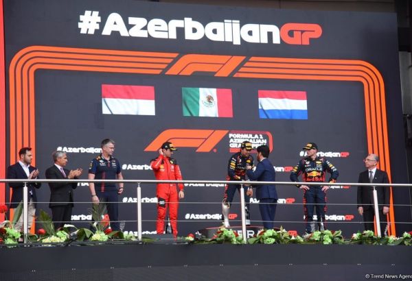 F1: SERGIO PEREZ BAT SON COÉQUIPIER MAX VERSTAPPEN POUR REMPORTER LE GP D'AZERBAÏDJAN