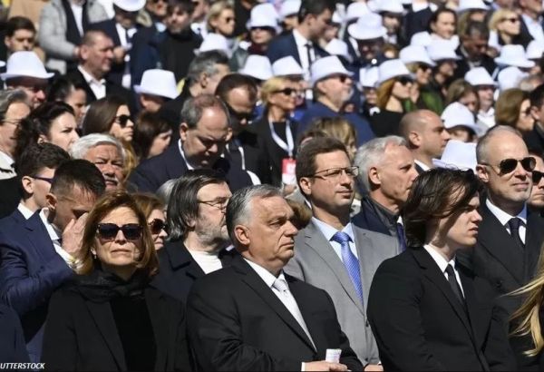 LE PAPE FRANÇOIS EXHORTE LES HONGROIS À "OUVRIR LES PORTES" AUX MIGRANTS