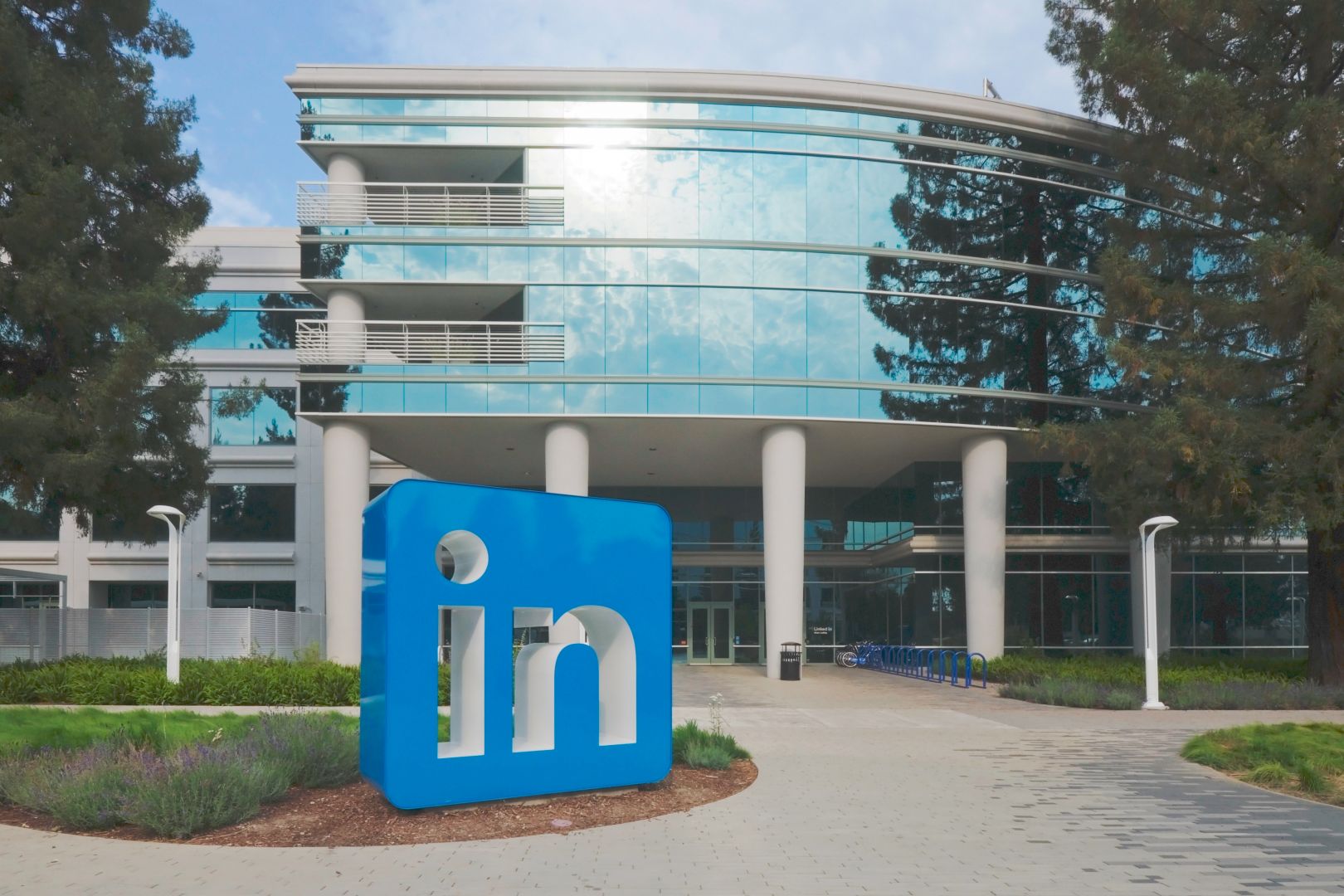 LINKEDIN SUPPRIME PLUS DE 700 EMPLOIS ET SUPPRIME PROGRESSIVEMENT SON APPLICATION CHINOISE EN RAISON D'UNE BAISSE DE LA DEMANDE