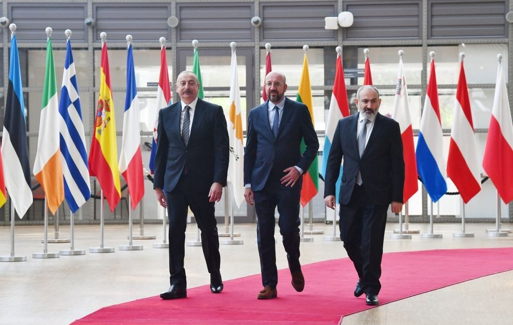 LE PRÉSIDENT AZÉRI ILHAM ALIYEV, LE PRESIDENT DU CONSEIL EUROPÉEN CHARLES MICHEL ET LE PREMIER MINISTRE ARMÉNIEN SE RENCONTRENT À BRUXELLES