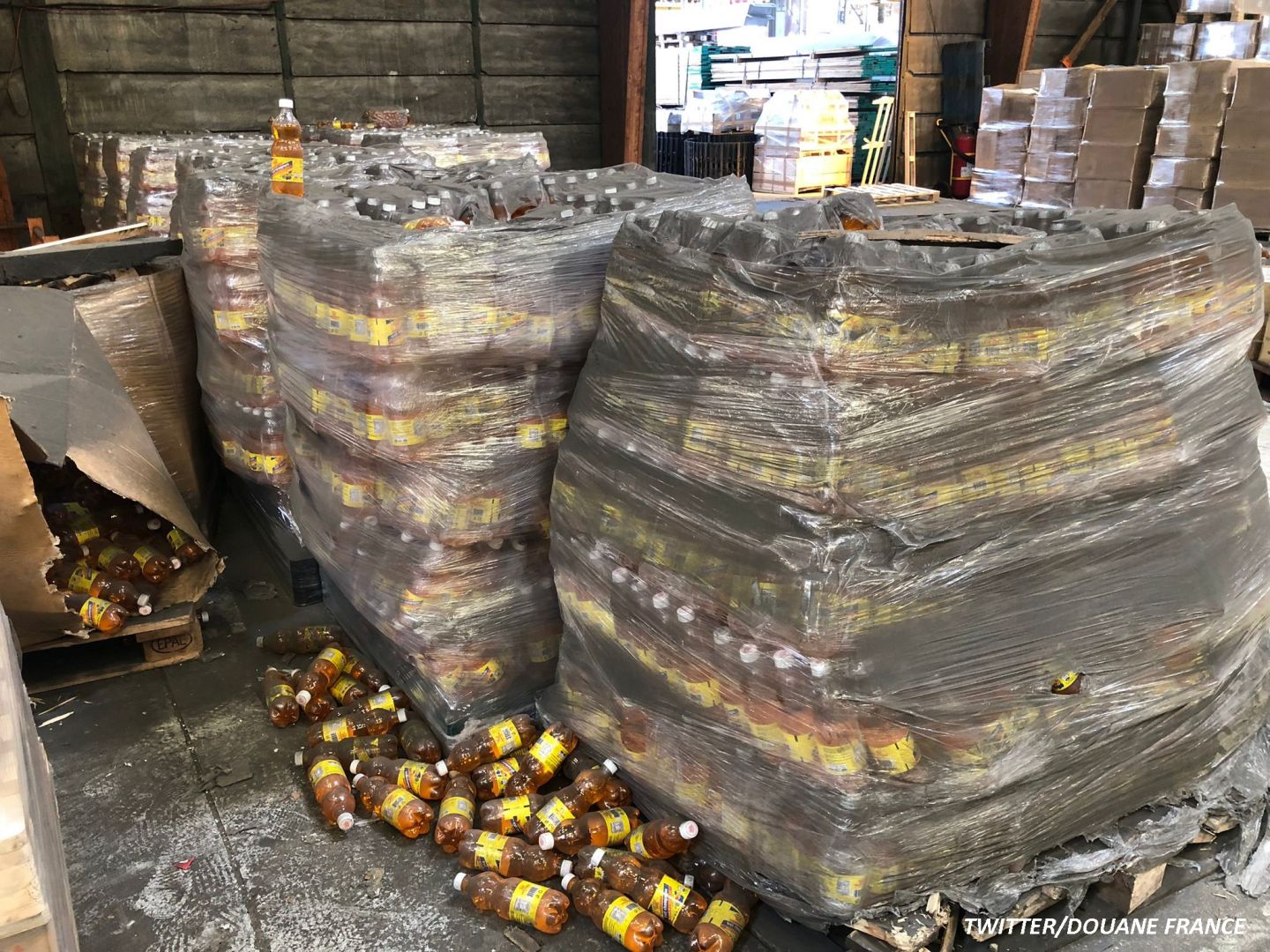 LA FRANCE DÉTRUIT 35 000 BOUTEILLES DE SODA ÉTIQUETÉES "CHAMPAGNE"