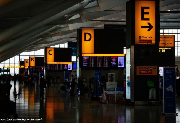 LES AÉROPORTS BRITANNIQUES EN PROIE AU CHAOS EN RAISON DE LA DÉFAILLANCE DU SYSTÈME NATIONAL DE GESTION DES FRONTIÈRES