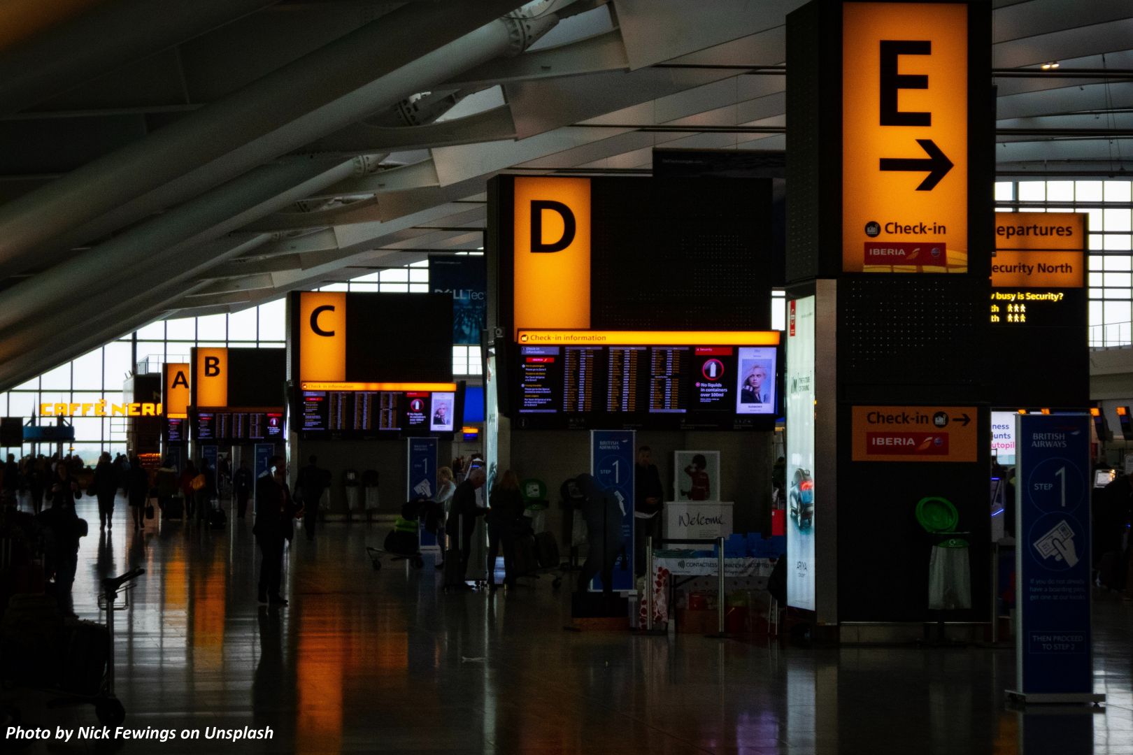 LES AÉROPORTS BRITANNIQUES EN PROIE AU CHAOS EN RAISON DE LA DÉFAILLANCE DU SYSTÈME NATIONAL DE GESTION DES FRONTIÈRES