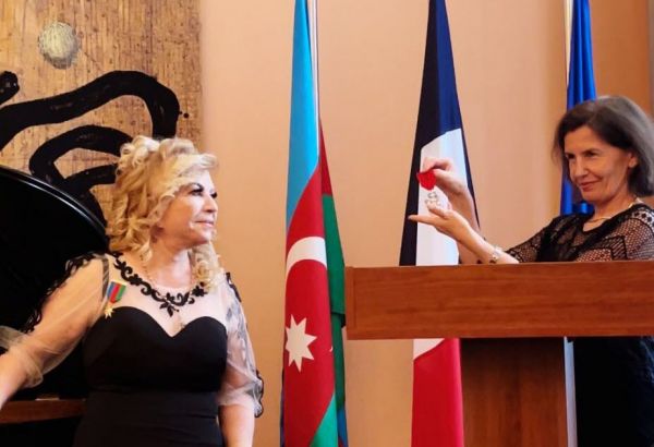ADILIA ALIEVA, PIANISTE AZERBAÏDJANAISE, DÉCORÉE DE LA LÉGION D’HONNEUR