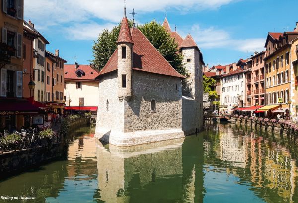 ANNECY :DES ENFANTS PARMI LES HUIT BLESSÉS LORS D'UNE ATTAQUE AU COUTEAU DANS LE SUD-EST DE LA FRANCE, SELON LES AUTORITÉS