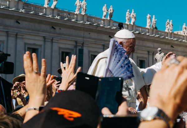 LE VATICAN AFFIRME QUE LA NUIT DU PAPE S'EST BIEN PASSÉE A L'HÔPITAL APRÈS UNE OPÉRATION DE L'ABDOMEN
