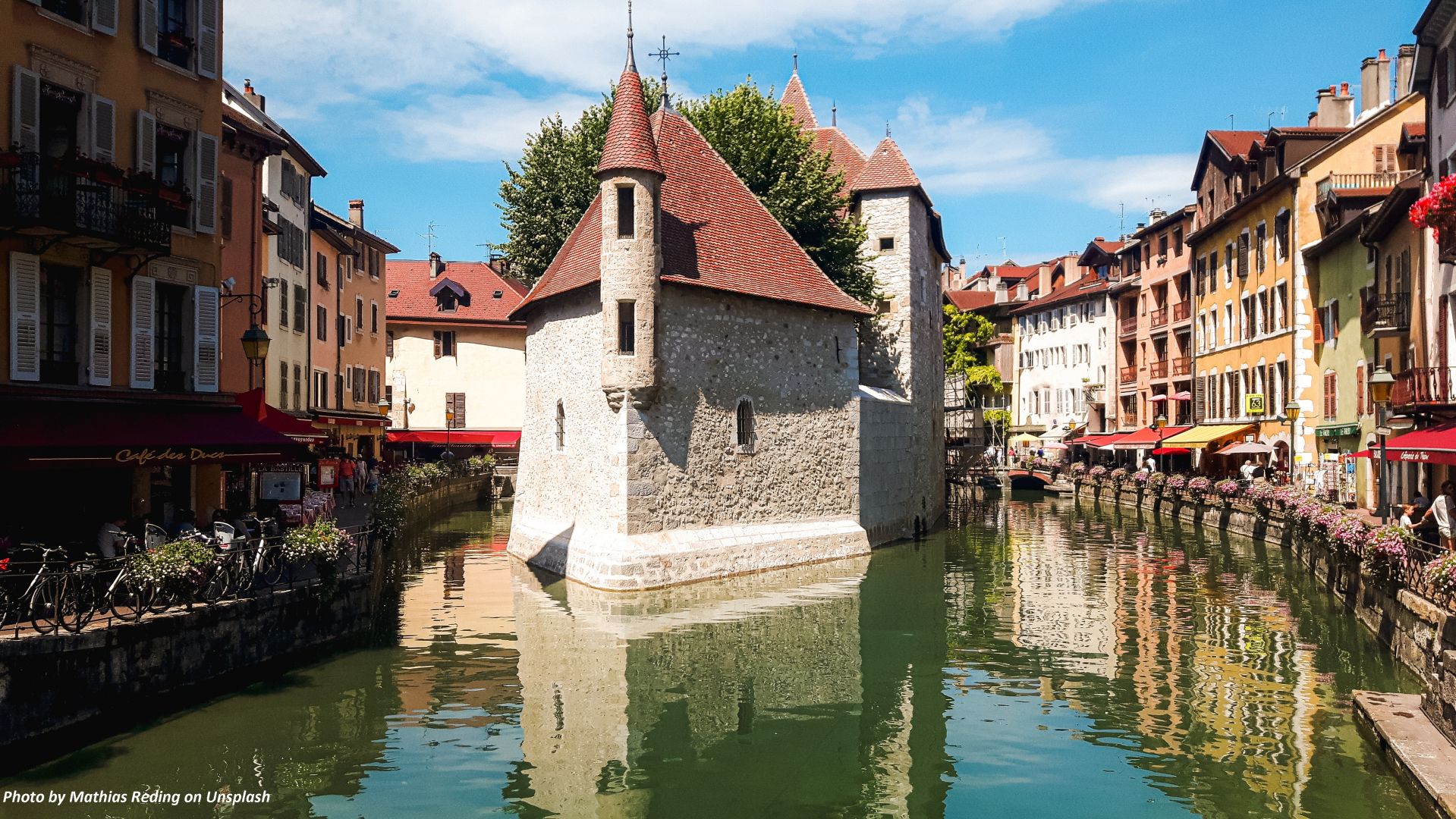 ANNECY :DES ENFANTS PARMI LES HUIT BLESSÉS LORS D'UNE ATTAQUE AU COUTEAU DANS LE SUD-EST DE LA FRANCE, SELON LES AUTORITÉS