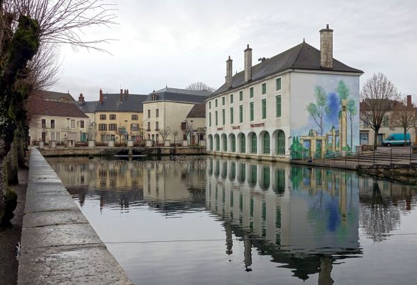 UN RARE TREMBLEMENT DE TERRE ENDOMMAGE DES MAISONS, DES ÉCOLES ET DES ÉGLISES EN FRANCE
