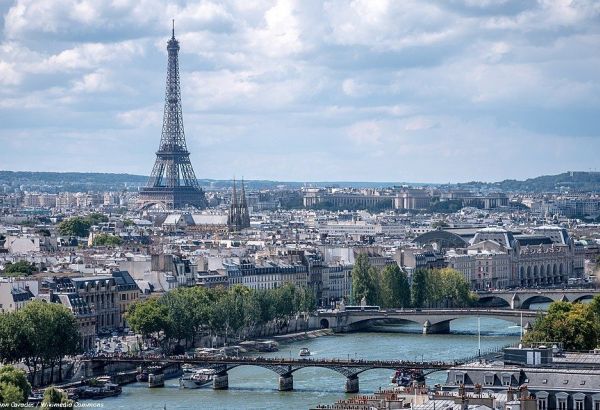 LA SEMAINE DE LA COUTURE SE DÉROULE À PARIS SUR FOND DE CRAINTES D'ÉMEUTES