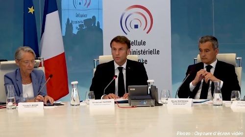 EMMANUEL MACRON ACCUSE LES ÉMEUTIERS POUR AVOIR INSTRUMENTALISE LA MORT D'UN ADOLESCENT